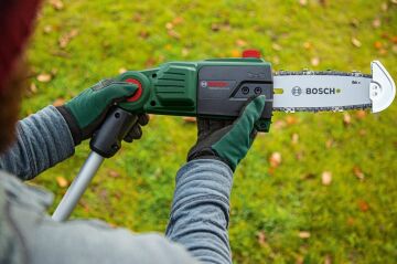 BOSCH UniversalChainPole 18 Şarjlı Teleskopik Zincirli Budama Testeresi (Akü ve Şarj Aleti Hariç)