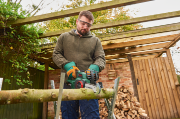 BOSCH Universal Chain Akülü Motorlu Zincirli Testere 18 Volt (Akü-Şarj Cihazı Hariç)